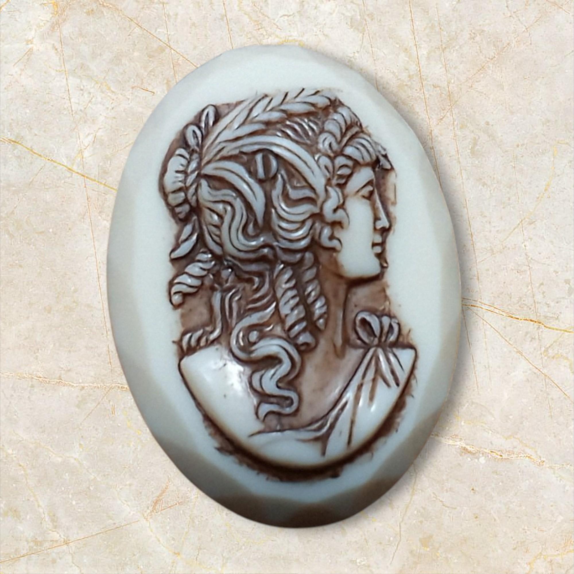 西ドイツヴィンテージ　ヴィクトリアンレディカメオ：25×18mm1枚目の画像