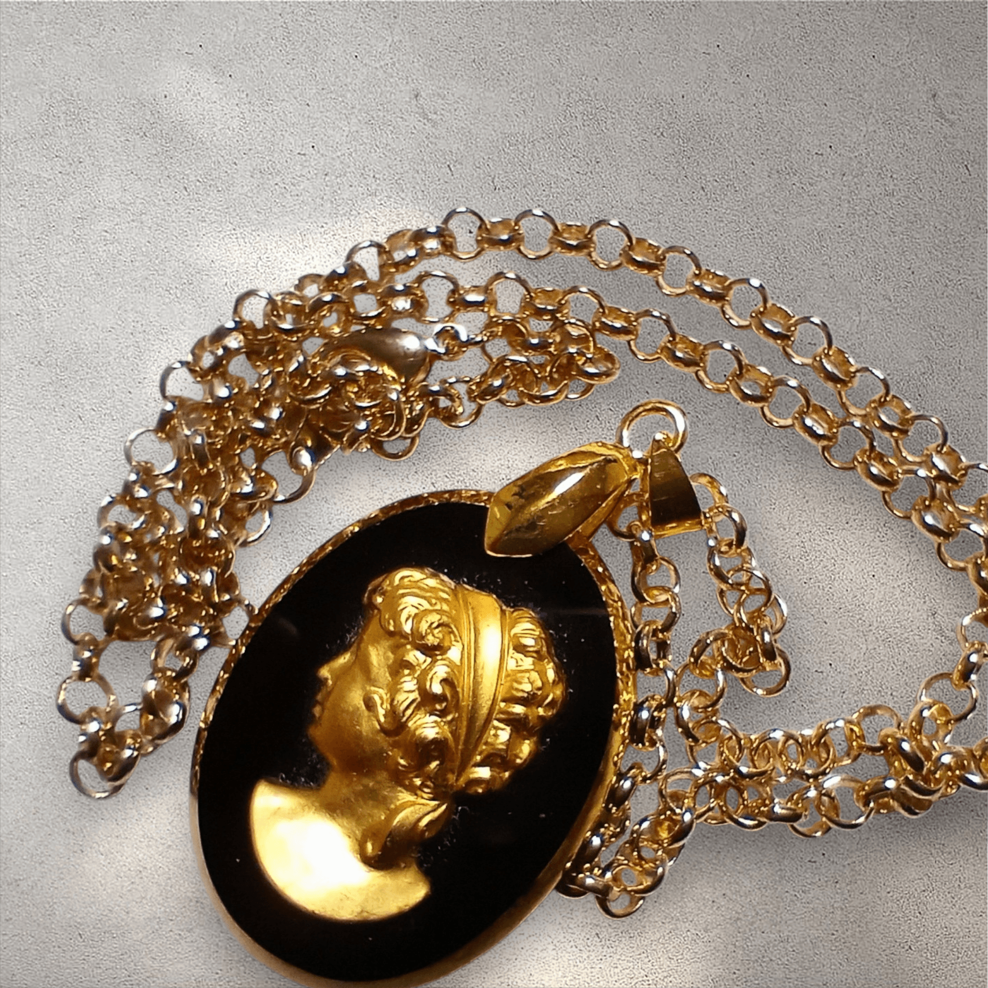 ゴールドグラスカメオペンダント：ロロチェーン付き（西ドイツヴィンテージ）24×45mm
